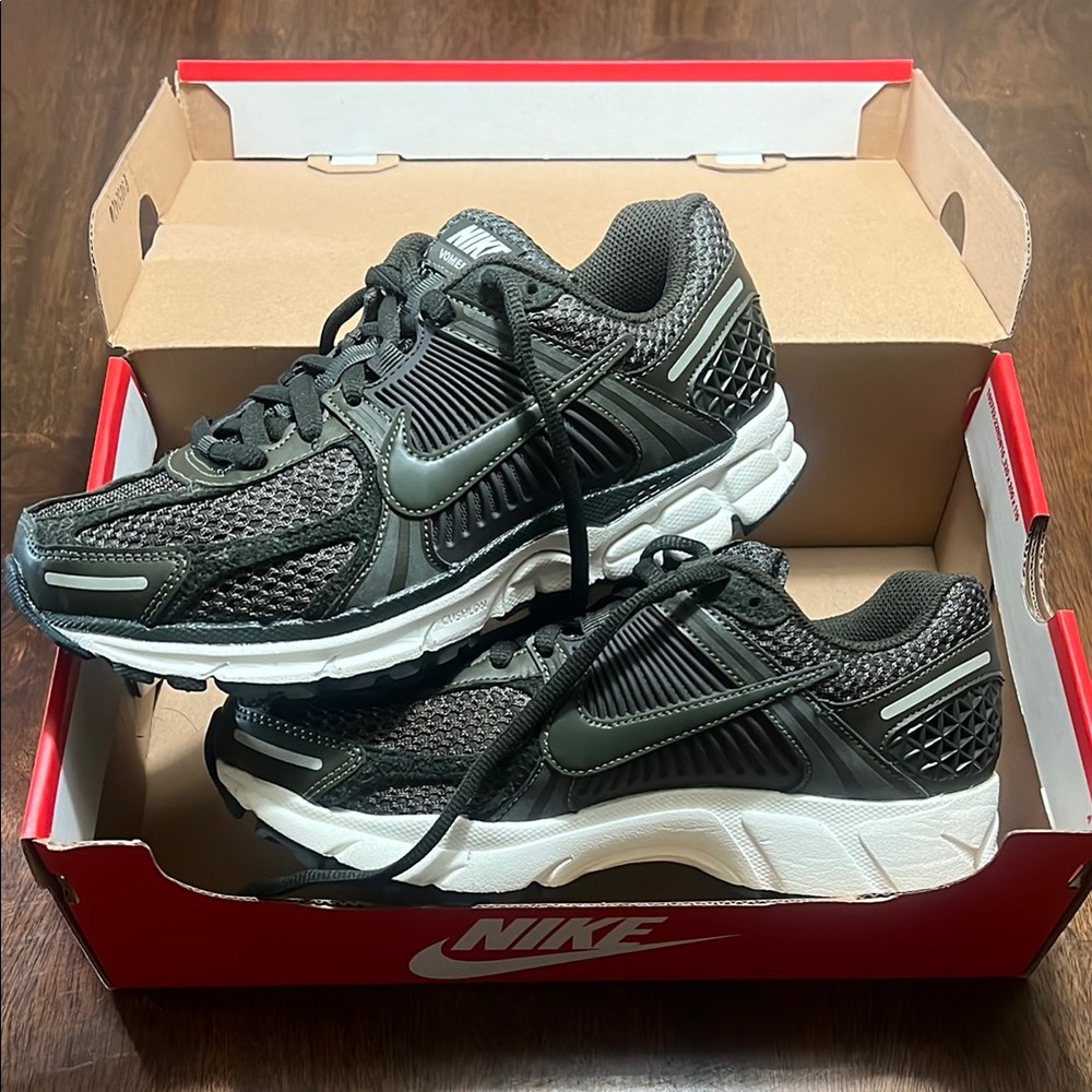 Nike Women's Sneakers in Black and White